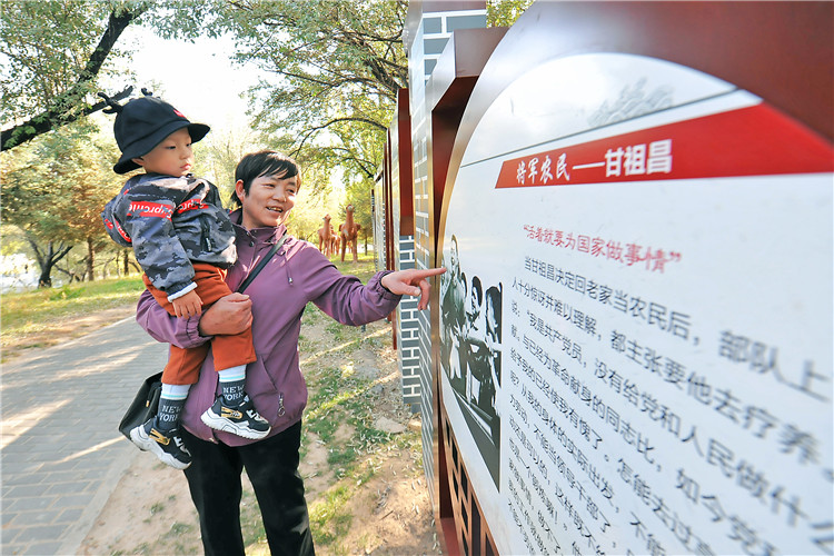 嘉峪關(guān)市紀(jì)委監(jiān)委通過實施“政治鑄廉、教育促廉、文化育廉、陣地助廉、監(jiān)督固廉”等“五廉”行動，深入推進(jìn)新時代廉潔文化建設(shè)。圖為市民在迎賓湖絲路廉潔文化主題公園“勤廉楷模墻”接受廉潔文化教育。.jpg