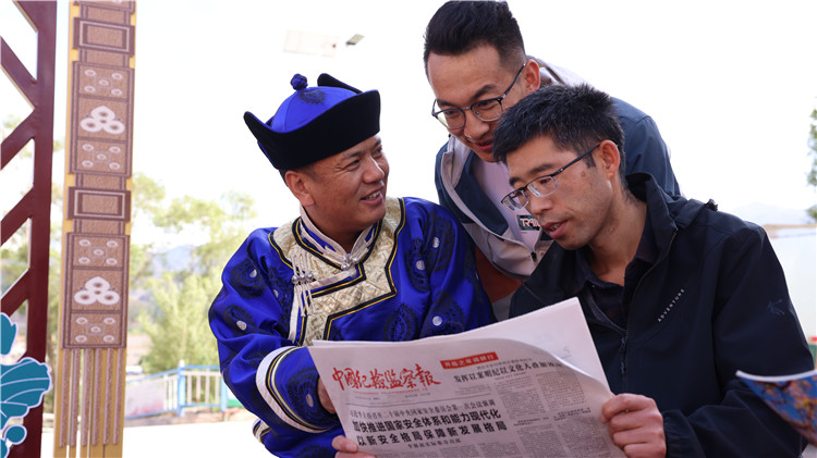 2023年6月8日，甘肅省張掖市肅南裕固族自治縣紅灣寺鎮(zhèn)紀(jì)委工作人員在一小區(qū)廉政文化主題廣場與社區(qū)居民拉家常，宣傳廉潔知識，共話廉潔文化.jpg