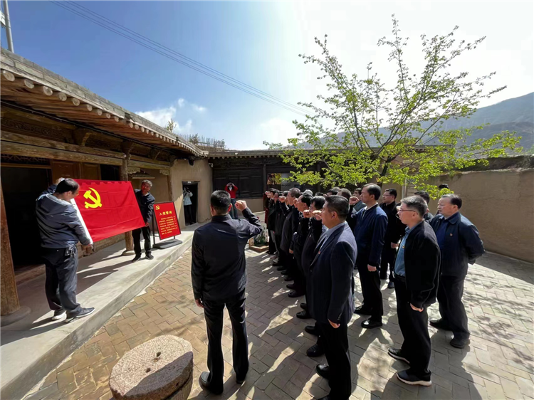 圖為臨夏州紀(jì)委監(jiān)委組織黨員干部在東鄉(xiāng)縣布塄溝黨史教育基地開展革命教育活動，賡續(xù)紅色血脈、汲取奮進(jìn)力量、激發(fā)干事熱情。.png