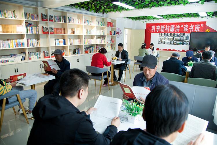隴南市禮縣開展廉潔書籍進(jìn)農(nóng)家書屋活動，圖為羅壩鎮(zhèn)鞏李新村舉辦的“廉潔讀書班”。.jpg