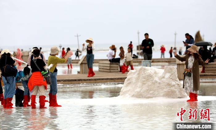圖為游客在茶卡鹽湖拍照?！⊙Φ?攝