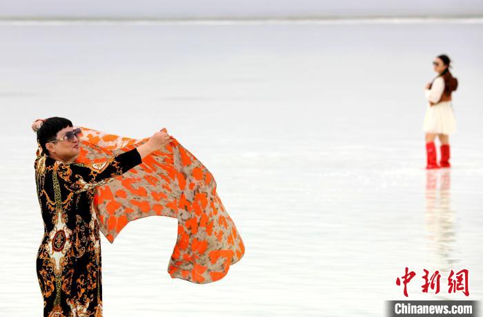 圖為游客在茶卡鹽湖拍照。　薛蒂 攝