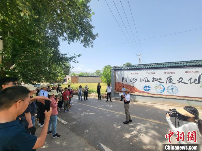 圖為中國地質(zhì)大學(xué)(北京)教授張緒教介紹村落情況。　胡友軍 攝