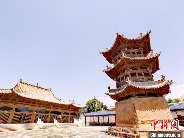 圖為阿河灘清真寺局部?！?zhí)砀?攝