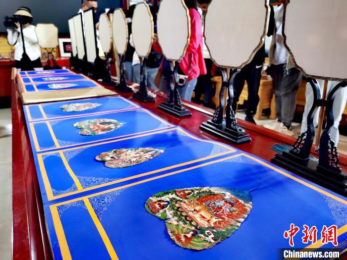 圖為唐卡延伸產(chǎn)品?！?zhí)砀?攝