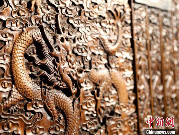 圖為青海永錄民俗博物館內(nèi)珍藏的中式家具細(xì)節(jié)展示?！⊙Φ?攝