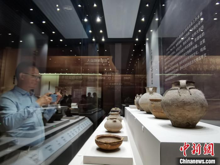 圖為河湟文化博物館展陳的陶器。　張?zhí)砀?攝