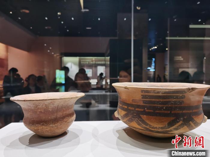 圖為河湟文化博物館展陳的陶器。　張?zhí)砀?攝