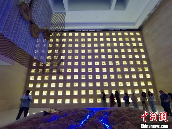 圖為河湟文化博物館序廳的左右彩陶墻放置的374件彩陶?！?zhí)砀?攝