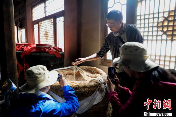 圖為青稞酒文化展示?！⊙Φ?攝