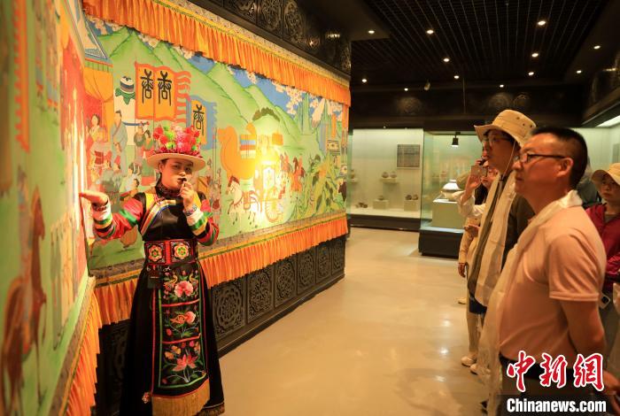 圖為媒體記者了解土族文化?！⊙Φ?攝