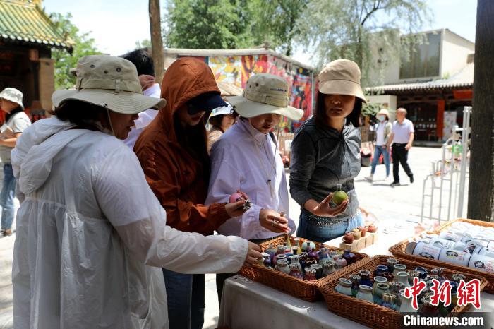 圖為民眾挑選手工藝產品?！⊙Φ?攝