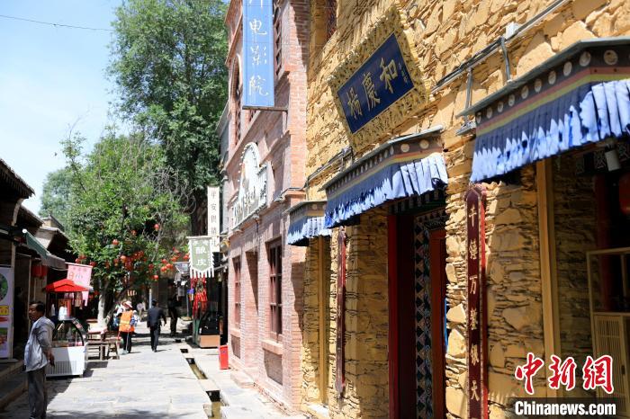 圖為平安驛·河湟民俗文化體驗地的門店?！⊙Φ?攝