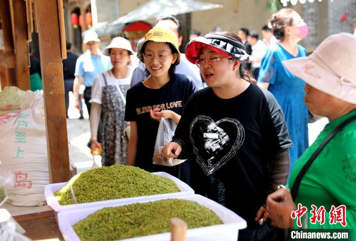 圖為民眾購買青海特色小吃。　薛蒂 攝