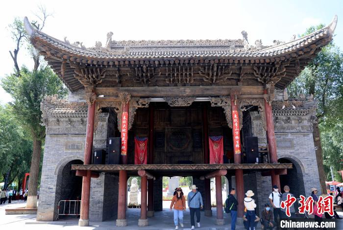 圖為平安驛·河湟民俗文化體驗地的戲樓?！⊙Φ?攝