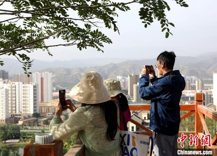 圖為媒體記者登頂朝陽山?！⊙Φ?攝