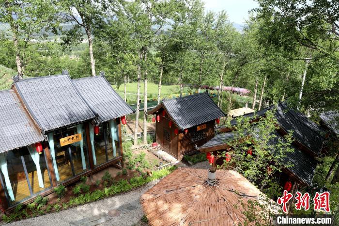 圖為景區(qū)內(nèi)依山而建的民宿?！⊙Φ?攝