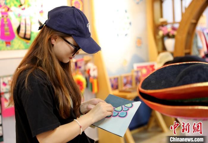 圖為民眾體驗(yàn)國(guó)家級(jí)非遺項(xiàng)目盤繡技藝?！⊙Φ?攝