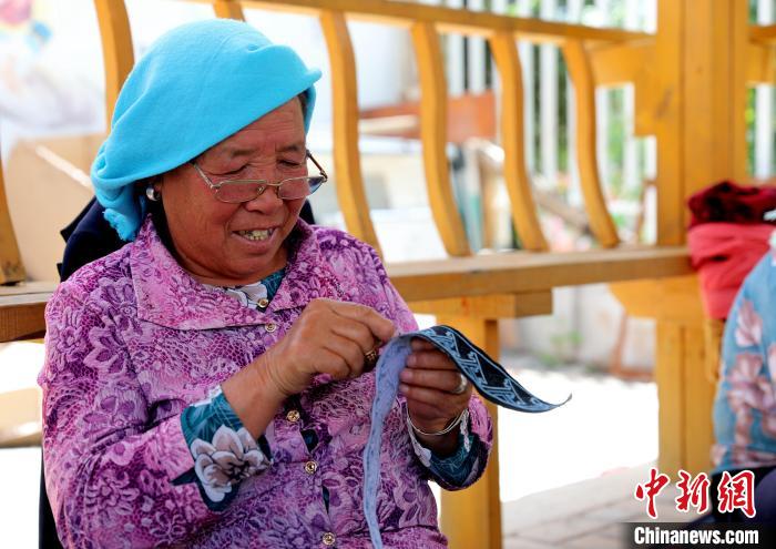 圖為繡娘在土族盤繡園內(nèi)制作盤繡?！⊙Φ?攝