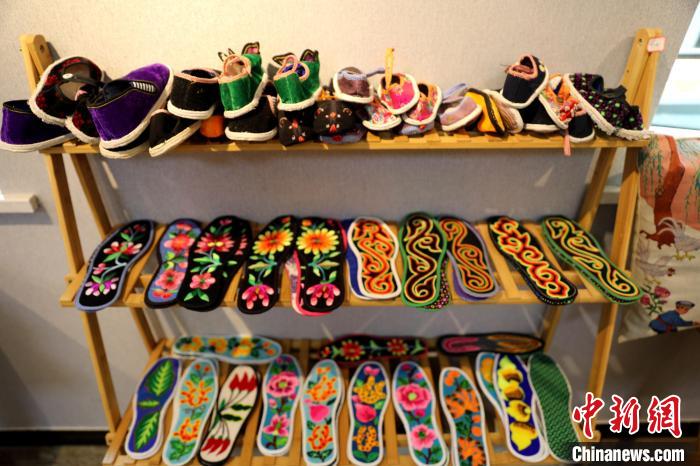 圖為盤繡作品。　薛蒂 攝