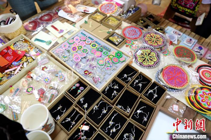 圖為盤繡作品?！⊙Φ?攝