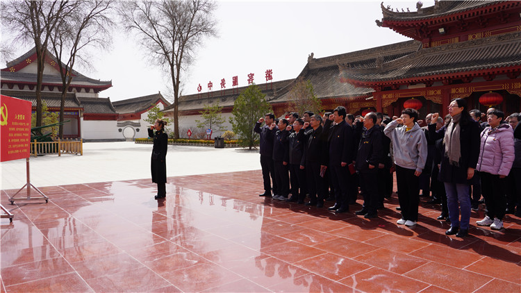4月6日，為傳承弘揚(yáng)革命英烈精神，教育引導(dǎo)紀(jì)檢監(jiān)察干部筑牢信仰之基、補(bǔ)足精神之鈣、把穩(wěn)思想之舵，永葆忠誠(chéng)干凈擔(dān)當(dāng)?shù)恼伪旧?。市紀(jì)委監(jiān)委組織紀(jì)檢監(jiān)察干部赴靜寧縣界石鋪紅軍長(zhǎng)征紀(jì)念館和莊浪縣梯田紀(jì)念館開(kāi)展廉政教育和革命傳統(tǒng)教育。.jpg