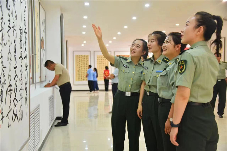 觀眾在南梁革命紀(jì)念館參觀甘肅省廉潔文化美術(shù)、書法、設(shè)計(jì)作品展.jpg