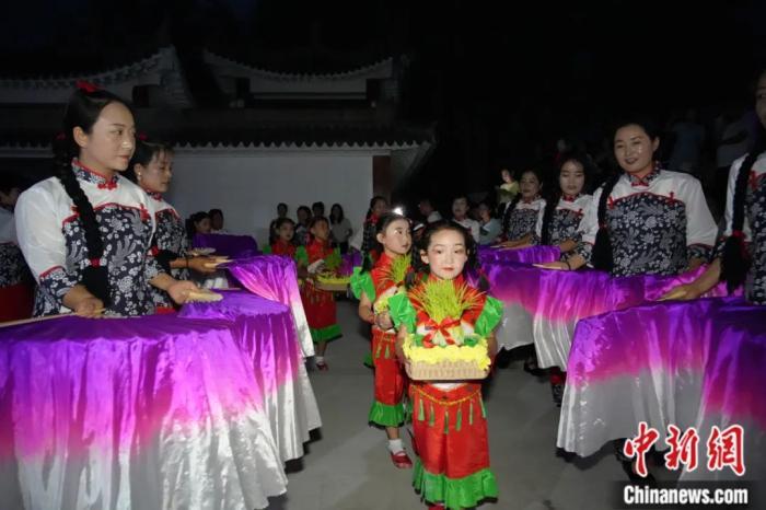 甘肅省西和縣姜席鎮(zhèn)晚霞湖畔，當(dāng)?shù)孛耖g舉行盛大的乞巧儀式。魏朵朵 攝