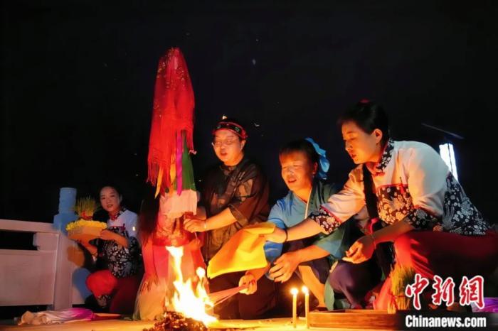 持續(xù)七天八夜的乞巧節(jié)正在西漢水上游的甘肅省西和縣進(jìn)行。西和縣姜席鎮(zhèn)晚霞湖畔，民眾“巧頭”點(diǎn)蠟、炷香、焚裱紙、跪拜，準(zhǔn)備將“巧娘娘”請(qǐng)進(jìn)院。魏朵朵 攝