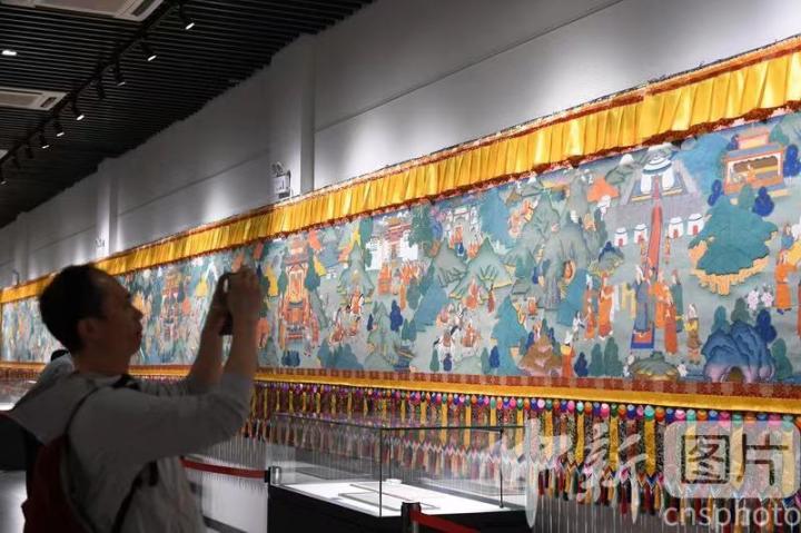 圖為觀眾觀看唐卡《涼州會盟》。 中新社記者 戴文昌 攝