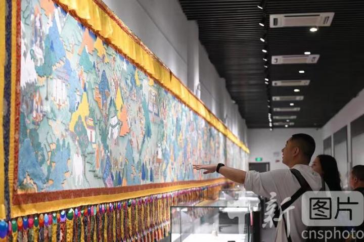 圖為觀眾參觀唐卡《涼州會盟》。 中新社記者 戴文昌 攝