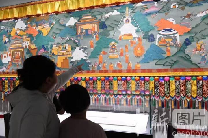 圖為觀眾觀看唐卡《涼州會盟》。 中新社記者 戴文昌 攝