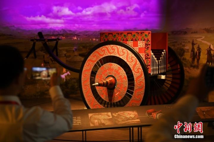 8月16日，甘肅省天水市張家川回族自治縣馬家塬車輿博物館內(nèi)，游客拍攝等比例的戰(zhàn)國西戎車輿復(fù)制品。