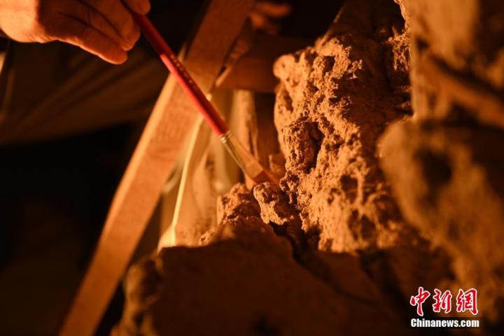 8月25日，文物修復師牟常有進行文物修復工作。