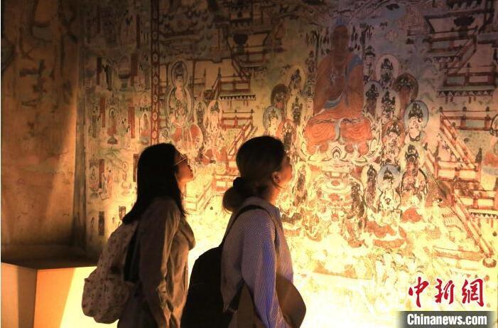 2023年8月27日，游客在甘肅省敦煌市博物館參觀文物展。張曉亮 攝(資料圖)
