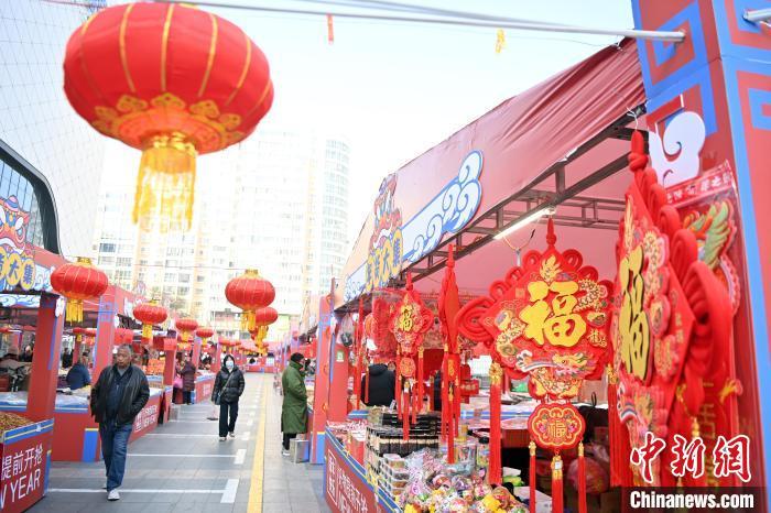 1月30日，蘭州街頭琳瑯滿目的年貨吸引顧客選購。九美旦增 攝</p><p>