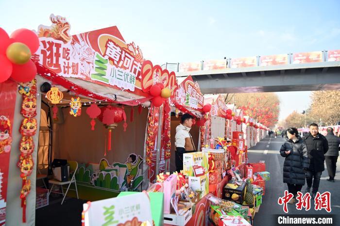 1月30日，蘭州黃河畔的年貨集市吸引顧客選購年貨。九美旦增 攝</p><p>