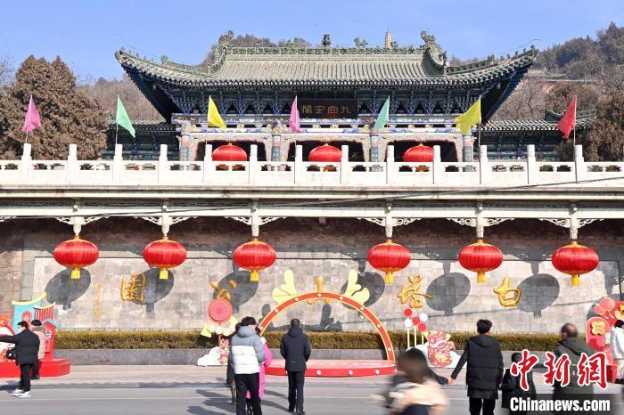 1月30日，裝扮一新的蘭州白塔山公園節(jié)日氛圍濃厚。九美旦增 攝</p><p>