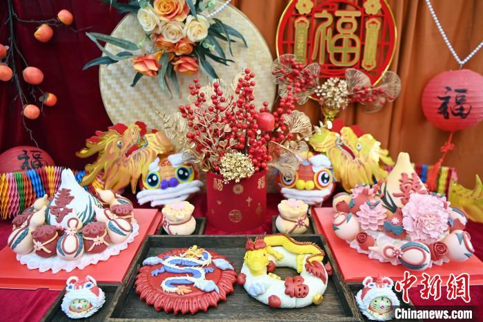 1月25日，春節(jié)臨近，蘭州一花饃店“龍”元素花饃熱銷。圖為展出的“龍”元素花饃。九美旦增 攝
