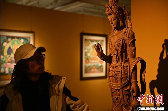 圖為季茂杰觀察自己創(chuàng)作的敦煌木雕。李亞龍 攝</p>
<p>