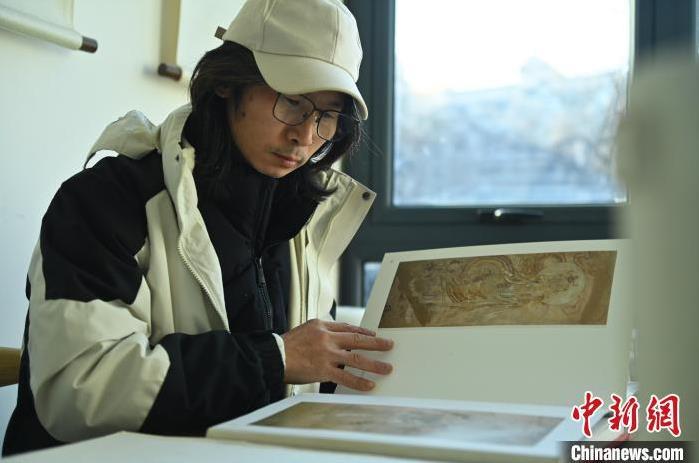 圖為季茂杰研究敦煌文化相關書籍。李亞龍 攝</p>
<p>