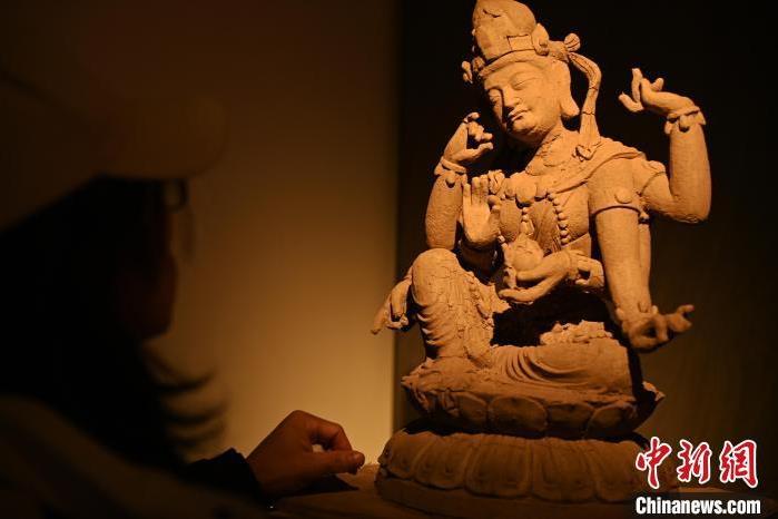 圖為季茂杰觀察自己創(chuàng)作的敦煌木雕。李亞龍 攝