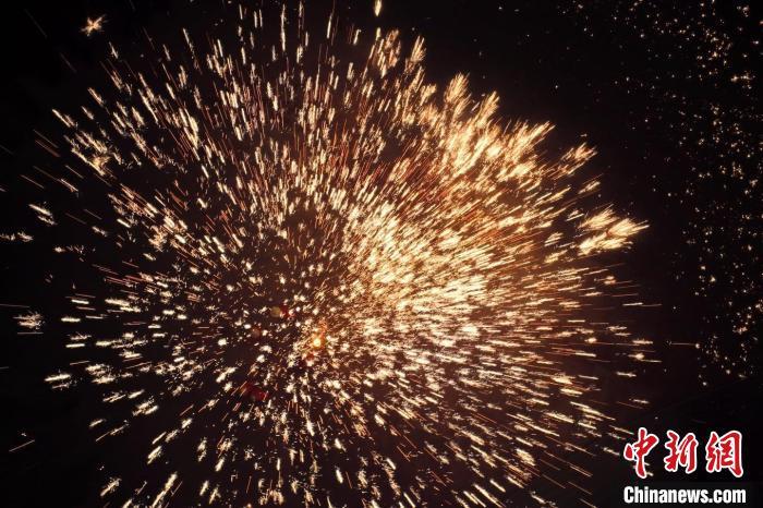 據(jù)悉，“花”與“發(fā)”諧音，取“打花打花，越打越發(fā)”之意?！按蜩F花”不僅蘊含著人們祈福納祥的美好愿望，也展現(xiàn)了民間生鐵冶煉傳統(tǒng)技藝的工匠精神。侯奇志 攝