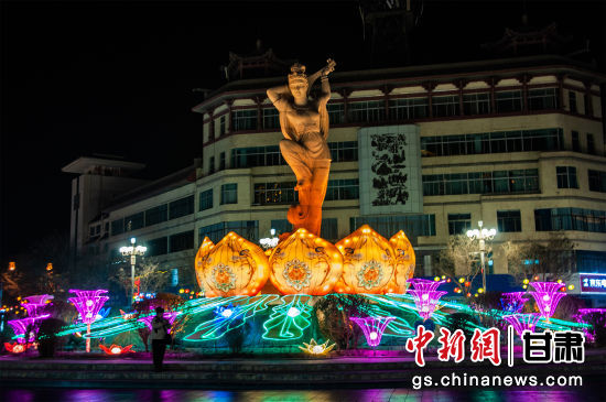 2024年春節(jié)期間，敦煌市中心盤旋路上的反彈琵琶燈組。王斌銀 攝