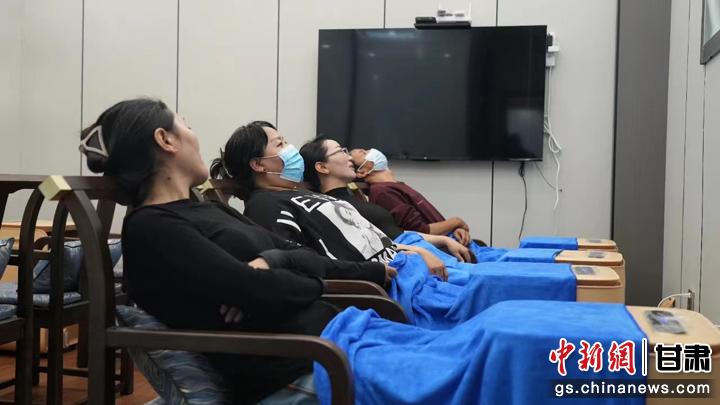 圖為當(dāng)?shù)鼐用耋w驗(yàn)藏醫(yī)院診療。卓瑪草 攝