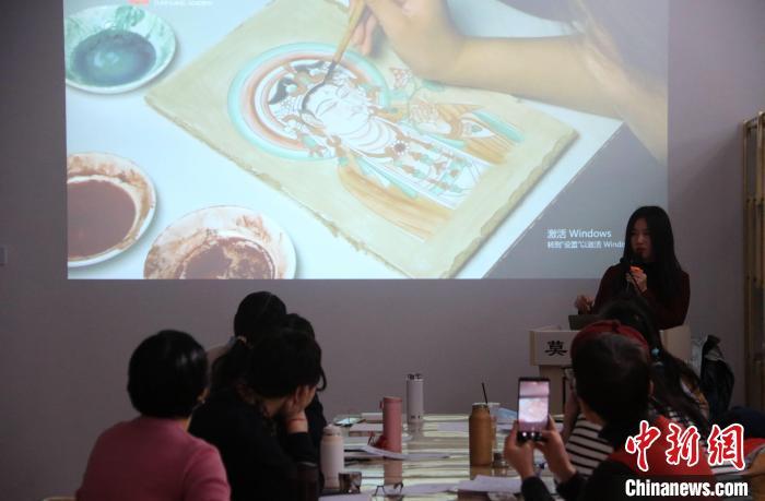 2023年2月，在敦煌研究院莫高學(xué)堂，研學(xué)導(dǎo)師給學(xué)員講授敦煌壁畫臨摹技法?！　垥粤?攝