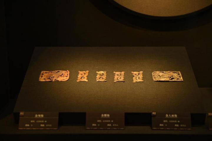張家川縣馬家塬車輿博物館展陳的馬家塬遺址出土的金項(xiàng)飾、金腰飾、金人畫飾等。李亞龍 攝　　
