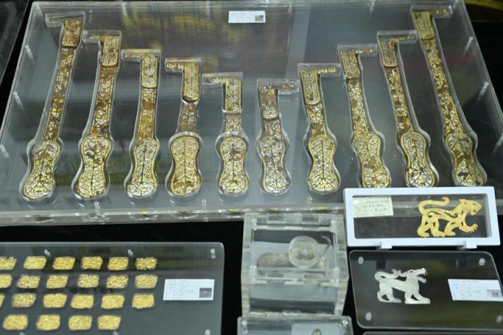 張家川馬家塬出土的金帶飾、大角羊、人形鉛俑及狼形銀車輿飾等文物。