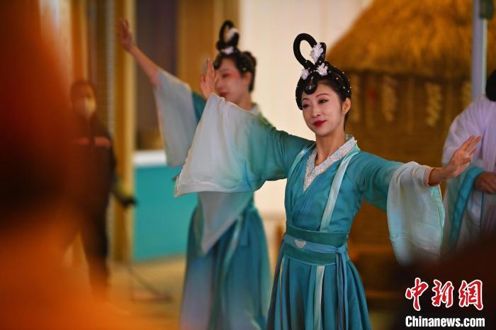 圖為工作人員進(jìn)行舞蹈表演。李亞龍 攝</p>
<p>