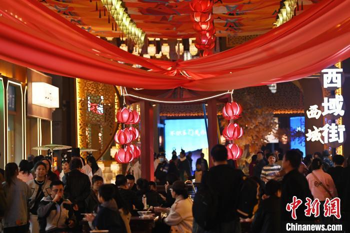 圖為街區(qū)現(xiàn)場(chǎng)游客絡(luò)繹不絕。李亞龍 攝</p>
<p>